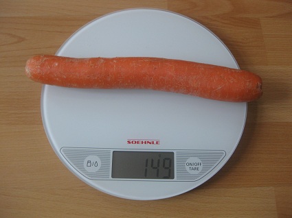 grosse Möhre auf der Waage