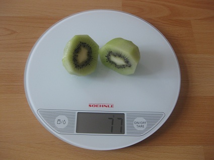 geschälte Kiwi auf der Waage